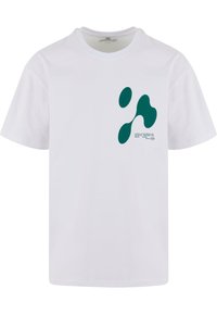 Balta medvilnė T-shirt marškinėliai su abstrakčiu tamsiai žaliu dizainu priekyje ir mažais tekstais apatinėje pusėje. Trumpi rankoviai ir apvalus iškirpimas.