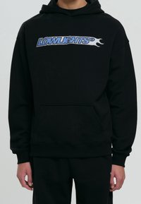 Felpa nera con cappuccio e tasca a kangaroo frontale, caratterizzata da un logo testuale blu e bianco "LOWLIGHTS" stampato sul petto. Materiale morbido e vestibilità comoda.