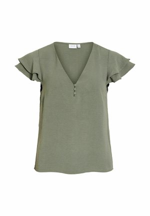 Olívovo zelená blúzka s krátkymi rukávmi s volánmi, výstrih do V a tromi látkou potiahnutými gombíkmi uprostred vpredu.