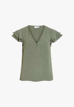 Olívovo zelená blúzka s krátkymi rukávmi s volánmi, výstrih do V a tromi látkou potiahnutými gombíkmi uprostred vpredu.