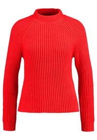Červený žebrovaný svetr s vysokým límcem, dlouhými rukávy a texturovaným pleteným vzorem. Má přiléhavý střih a elastické manžety.