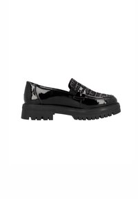 Mocassins en cuir verni noir avec une sangle en tissu texturé, semelle épaisse et design à enfiler. Surface lisse avec des détails de couture proéminents.
