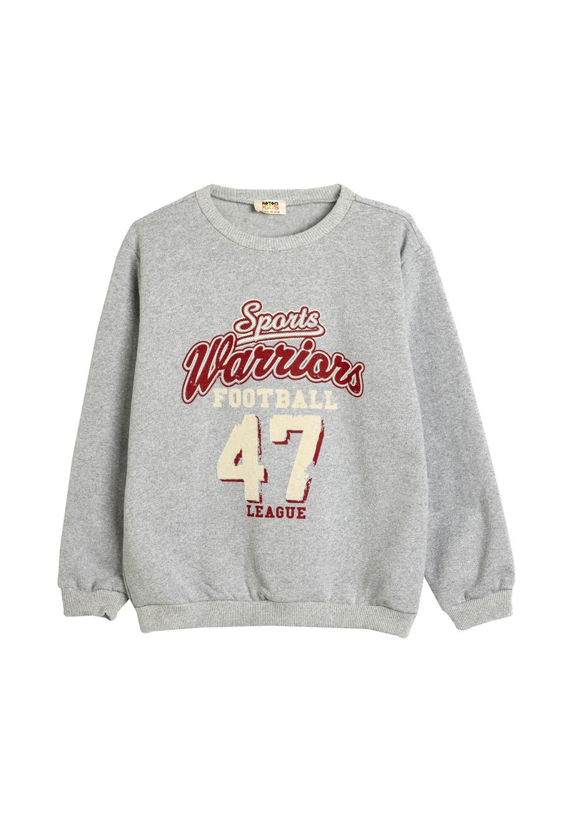 Grijze trui met ribbelhals en boorden. Heeft rode en crèmekleurige grafische tekst: "Sports Warriors Football 47 League." Zachte stoftextuur.