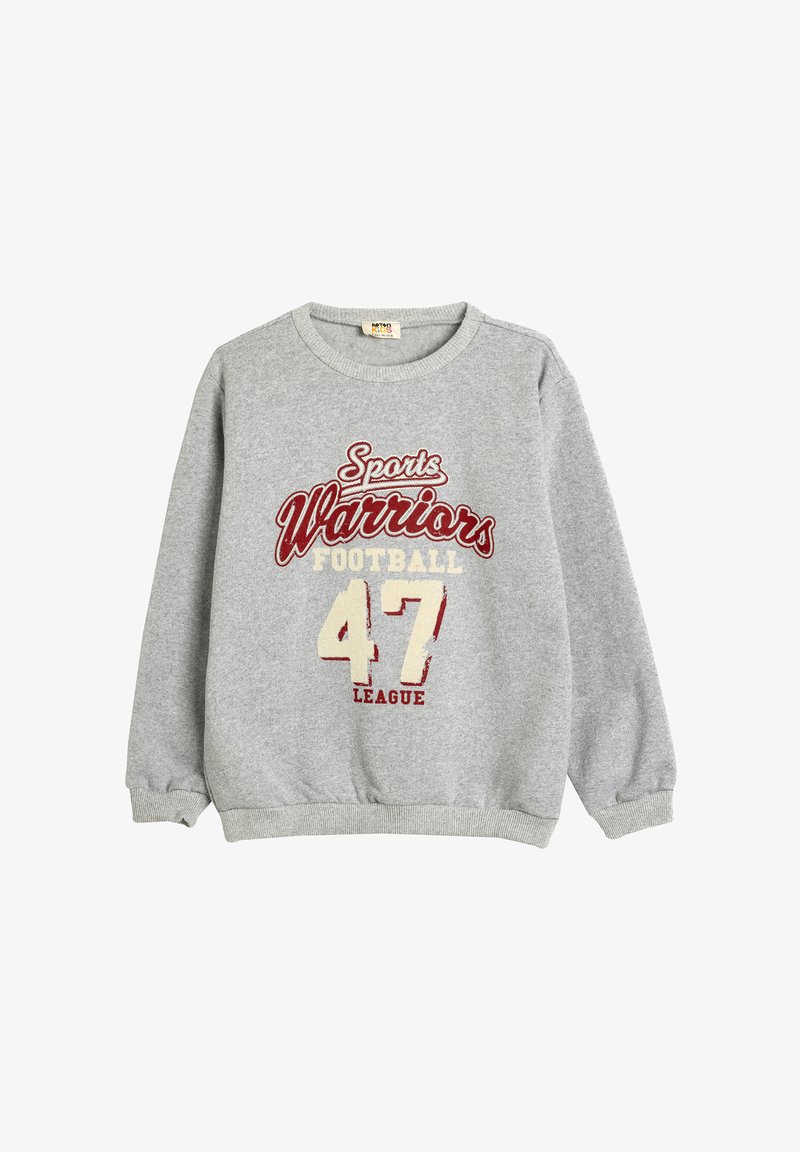 Grijze trui met ribbelhals en boorden. Heeft rode en crèmekleurige grafische tekst: "Sports Warriors Football 47 League." Zachte stoftextuur.