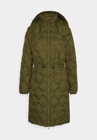 Manteau matelassé vert olive, avec fermeture éclair à l'avant, capuche et taille ajustable par cordon. Dispose de deux poches latérales et de poignets élastiques.