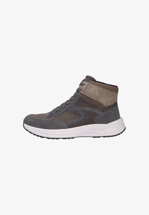 Scarpe sportive mid-top in suede grigio e marrone con mesh, caratterizzate da una suola bianca, lacci rotondi e dettagli cuciti. I pannelli testurizzati arricchiscono il design.