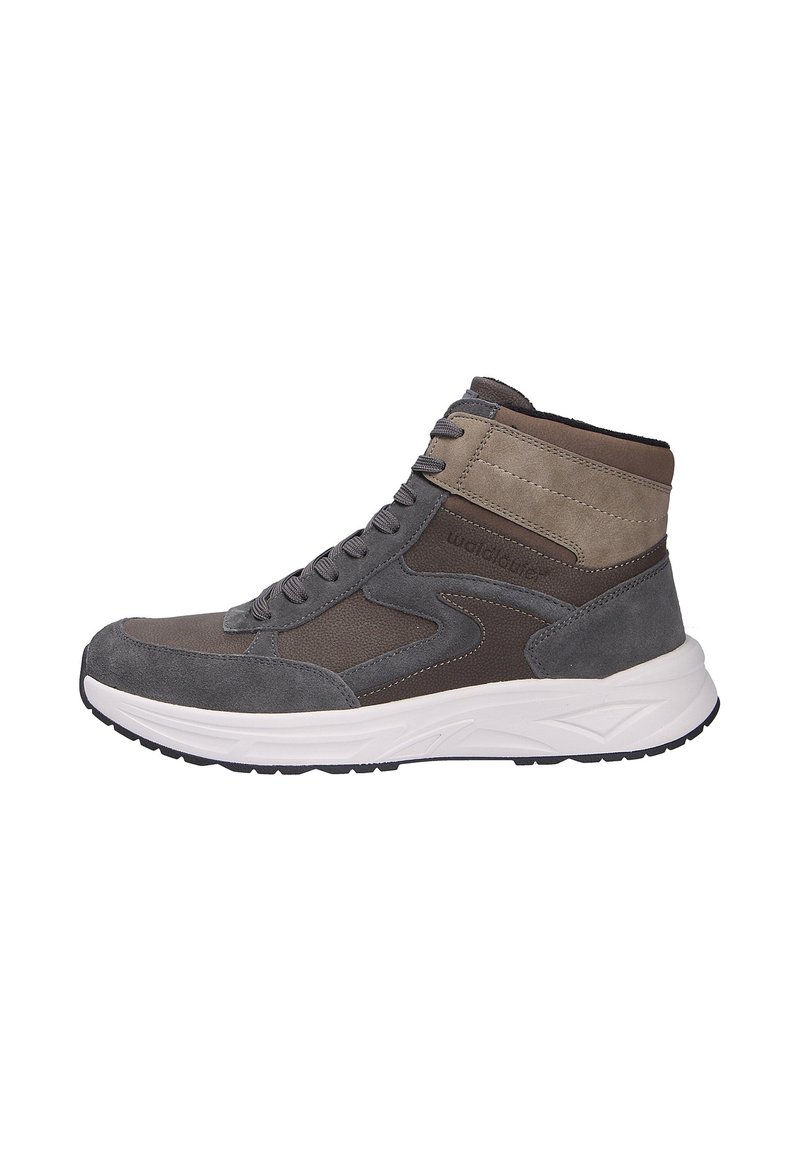 Scarpe sportive mid-top in suede grigio e marrone con mesh, caratterizzate da una suola bianca, lacci rotondi e dettagli cuciti. I pannelli testurizzati arricchiscono il design.