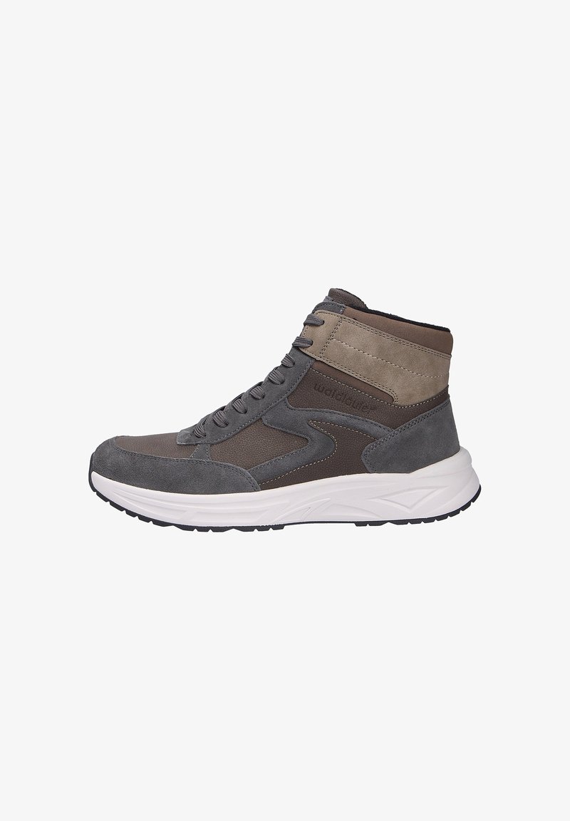 Scarpe sportive mid-top in suede grigio e marrone con mesh, caratterizzate da una suola bianca, lacci rotondi e dettagli cuciti. I pannelli testurizzati arricchiscono il design.