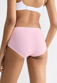 Rosa Baumwollunterwäsche mit hoher Taille und glatter Textur, mit feinen Verzierungen entlang des Taillenbundes. Rückansicht angezeigt.