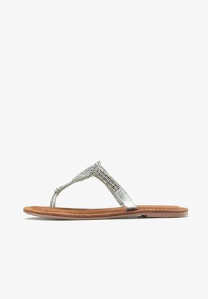 Silberne Flip-Flop-Sandale mit einem strukturierten Riemen, der mit Strassakzenten verziert ist, gepolstertem braunen Fußbett und einer flachen pinkfarbenen Gummisohle.