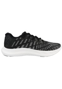 Scarpa sportiva nera con tomaia in maglia testurizzata, decorata da strisce diagonali grigie, lacci neri e una suola spessa e imbottita bianca.