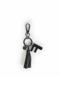 Portachiavi in pelle nera con nappina, anello circolare e charm in acrilico nero a forma di lettera 'F' con finitura testurizzata e hardware in metallo.