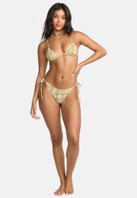 Grönmönstrad bikini med triangulärt topp och knytbara bottnar. har blommotiver och justerbara remmar. Slät tygtextur.