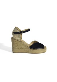 Sandale compensée en suédine noire avec plateforme en jute tressé, bride de cheville et design à bout ouvert. Comprend un panneau arrière texturé pour un détail supplémentaire.