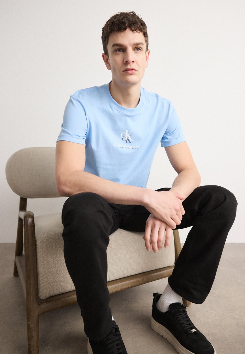 Calvin Klein Jeans - SHADOW LOGO TEE - T-shirt con stampa - blue bell, Ingrandire