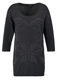 Maglione nero a maniche lunghe con scollo a barca e dettagli in perline di argento disposti in un motivo floreale sulla parte frontale.