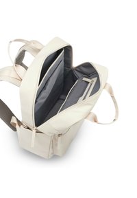 Sac à dos beige clair avec une ouverture zippée, des compartiments intérieurs gris et des bretelles ajustables. Comprend une poche avant avec une fermeture éclair.