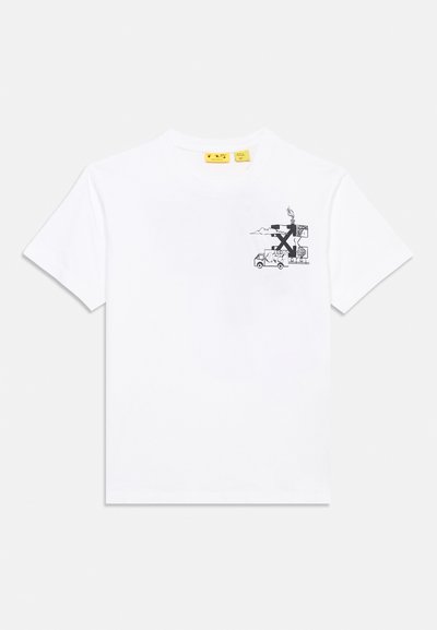 Λευκό κοντομάνικο μπλουζάκι με ένα μικρό μαύρο γραφικό στο στήθος που δείχνει ένα φορτηγό δίπλα σε κτίρια και καπνό που υψώνεται.