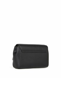 Borsa a pochette nera in pelle con una texture liscia, forma rettangolare e chiusura a patta con un dettaglio cucito nella parte superiore.