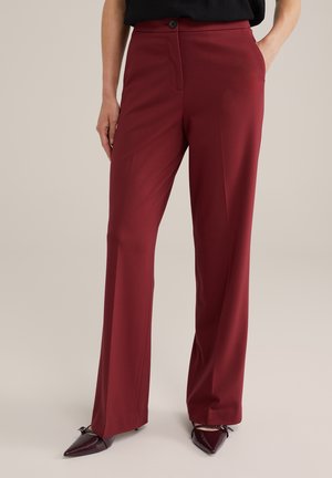 Pantalons taillés bordeaux avec une texture lisse, design à jambe droite, poches avant et fermeture à un seul bouton noir.