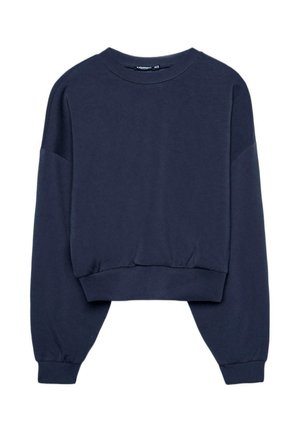 Marineblaues, kurz geschnittenes Sweatshirt mit langen, aufgeblasenen Ärmeln, gerippten Bündchen und einem gerippten Saum vor weißem Hintergrund.
