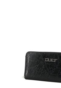 Portafoglio in pelle nera con una texture screpolata, accessori in argento e logo "CULT" in rilievo sul davanti. Chiusura con cerniera su un lato.