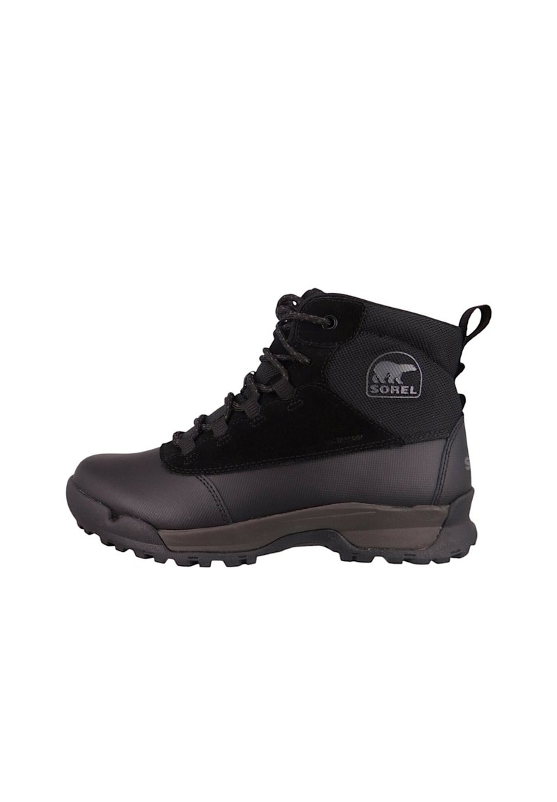 Botas de senderismo negras con un upper de nylon texturizado, cierre de cordones, una punta de goma y una suela resistente para tracción. Logo de Sorel en el lateral.