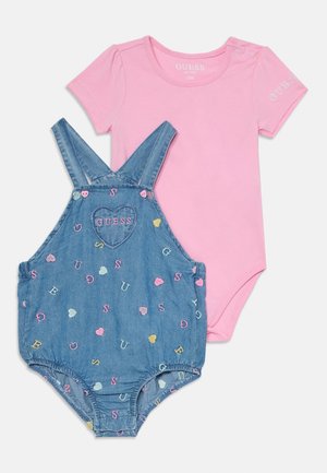 Denim kopumi ar daudzkrāsainu sirdīm un burtiem izšuvumu, kombinēti ar rozā kokvilnas bodiju. Kopuma iezīme ir regulējami siksniņas.