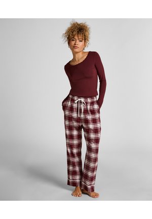 Haut à manches longues bourgogne avec un décolleté festonné associé à un pantalon de lounge à carreaux bourgogne, blanc et noir. Tissu doux, coupe décontractée.