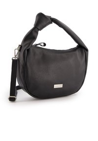 Schwarze Ledertasche mit geschwungener Form, strukturiertem Finish und einem geknoteten Griff. Verfügt über einen abnehmbaren Riemen und ein kleines metallisches Logo-Detail.
