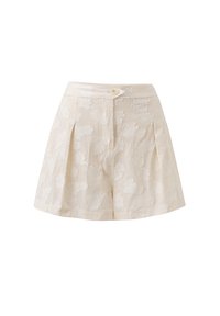 Beige Baumwollshorts mit einem strukturierten Wolkenmuster, die an der Vorderseite Falten und einen einzelnen Knopfverschluss an der Taille aufweisen.