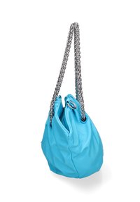 Borsa a mano blu chiaro con una finitura morbida e testurizzata, caratterizzata da un design arricciato e una maniglia in catena argentata per il trasporto.