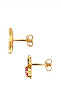 Boucles d'oreilles clous en ton or avec un design arrondi, embellies de pierres précieuses vertes et roses, présentant une texture lisse et des accents subtils.