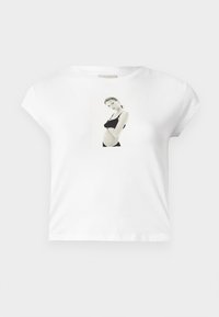 Witte katoenen t-shirt met korte mouwen, voorzien van een zwart-wit fotoafdruk aan de voorkant van een figuur in een zwart outfit.