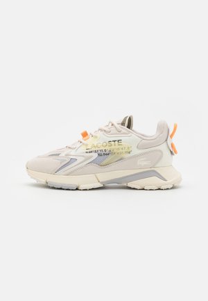 Lichtbeige sportchoenen van mesh en suède, afgewerkt met oranje en grijze details, met een gestructureerde zool en logo.