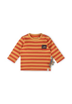 Langärmeliges Shirt in Orange und Gelb mit Streifen, einem Logo-Patch auf der Brust und einem dekorativen Dinosaurier-Spielzeug an der Seite.
