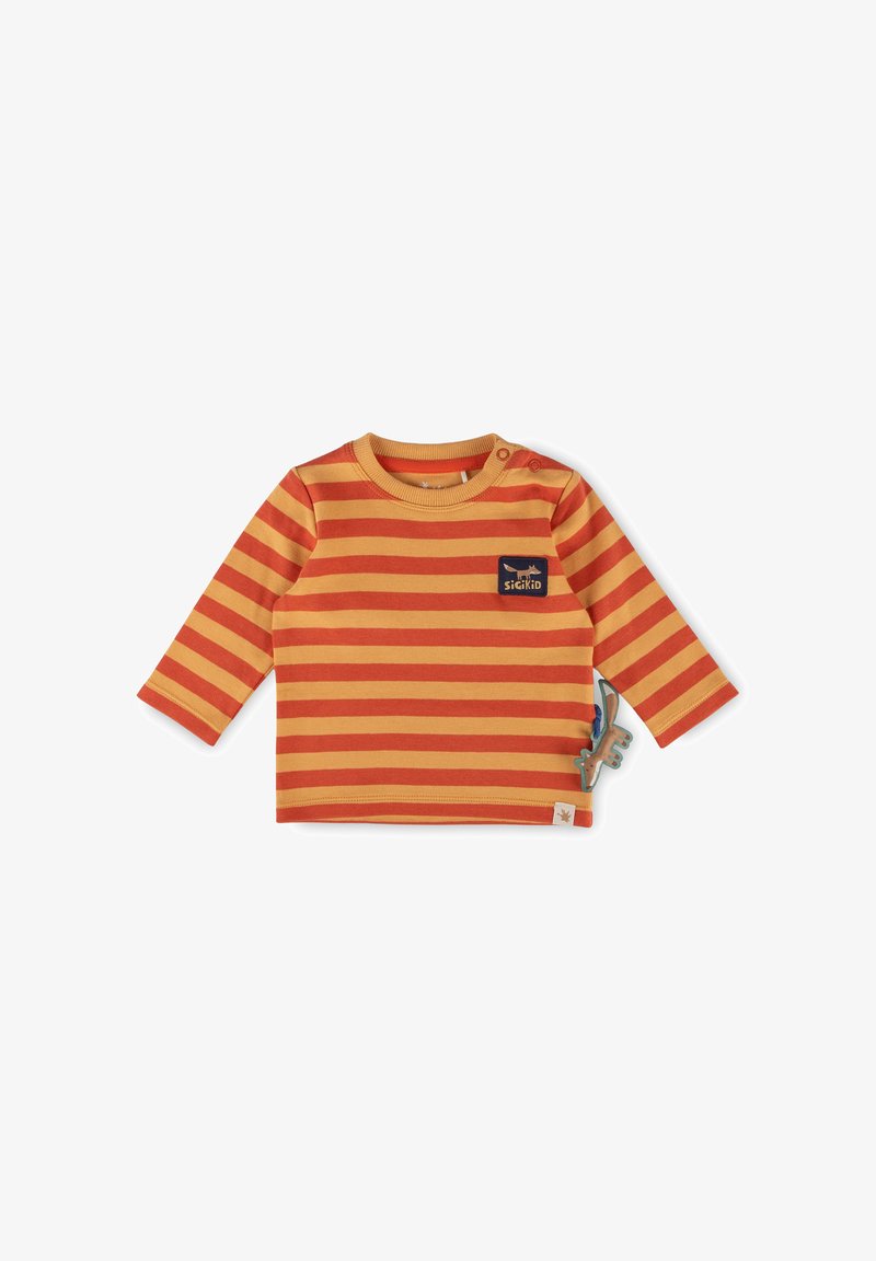Langärmeliges Shirt in Orange und Gelb mit Streifen, einem Logo-Patch auf der Brust und einem dekorativen Dinosaurier-Spielzeug an der Seite.