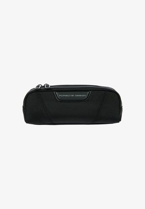 Zwart rechthoekig etui met ritssluiting, met een gestructureerd oppervlak en een "Porsche Design" label aan de voorkant in het midden.