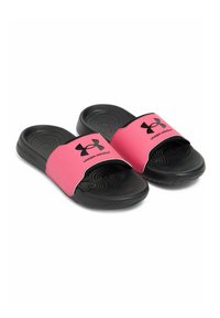 Melni un rozā slaidu sandales ar plašu rozā siksnu ar Under Armour logo, teksturēta melna zole ar apļveida rakstiem labākai saķerei.