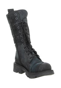 Schwarzer Kampfstiefel aus Leder mit strukturierter Oberfläche, runder Zehenpartie, vorderen Schnürsenkeln und Reißverschluss, ausgestattet mit mehreren Ösen und einem klobigen Absatz.