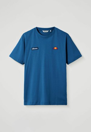 Camiseta azul de manga corta con cuello redondo, con un pequeño parche con el logo de ellesse y un emblema de marca en forma de semicírculo en la parte frontal del pecho.