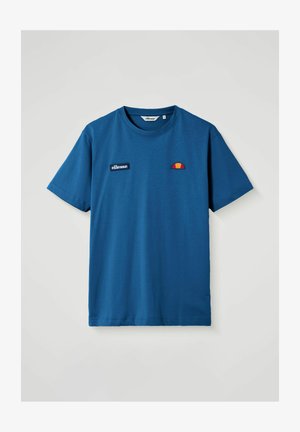 Blaues T-Shirt mit kurzen Ärmeln und Rundhalsausschnitt, mit kleinem ellesse-Logo-Patch und halbkreisförmigem Markenemblem auf der vorderen Brust.