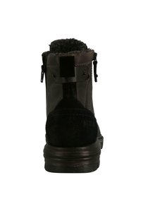 Hnědé semišové a kožené kotníkové boty s chloupkovým vnitřkem, zipovým uzávěrem a černou gumovou podrážkou. Mají hladký svršek a texturované akcenty.