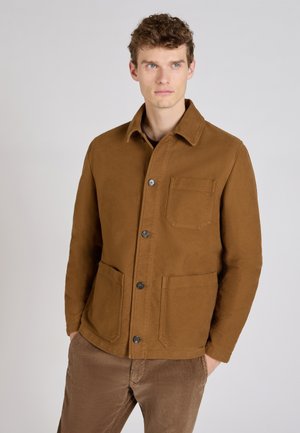 Brązowa bawełniana kurtka z wywijanym kołnierzem, dwoma przednimi kieszeniami oraz zapięciem na guziki. Posiada gładką fakturę i dopasowany fason.