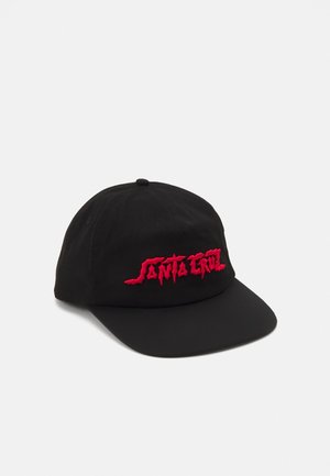 Zwarte baseballpet met rood "Santa Cruz"-logo geborduurd aan de voorkant, weergegeven tegen een effen witte achtergrond.
