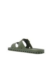 Groene rubberen slidesandaal met twee brede banden en ronde uitsparingen, voorzien van een gestructureerde voetbed en een geribbeld zool voor grip.