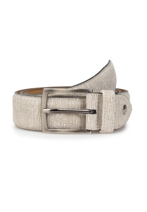 Cinturón de tela beige con superficie texturizada, que presenta una hebilla y pasador de metal plateado, diseñado con un solo lazo y punta final.