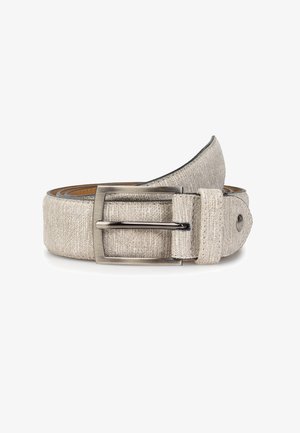 Cintura in tessuto beige con superficie testurizzata, dotata di fibbia e passante in metallo argentato, progettata con un unico anello e una punta terminale.