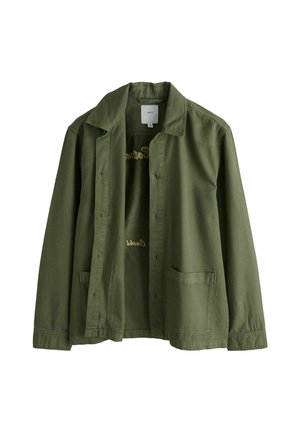 Olivgrüne, knöpfbare Jacke aus Baumwolle mit zwei Fronttaschen, einem Kragen und dezentem Schriftzug im Inneren.