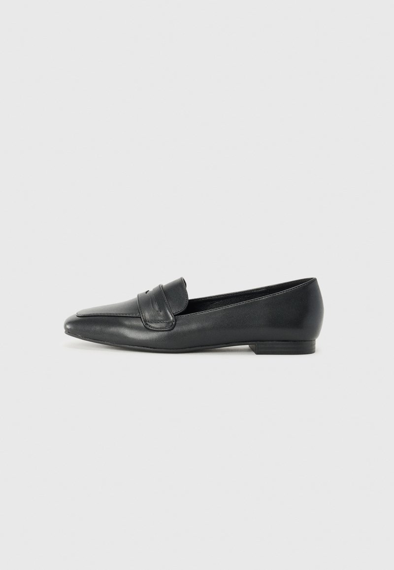 Zwarte leren loafers met een spitse neus, slank profiel en decoratieve stiksels aan de bovenkant. Heeft een lage hak en een gladde, glanzende textuur.